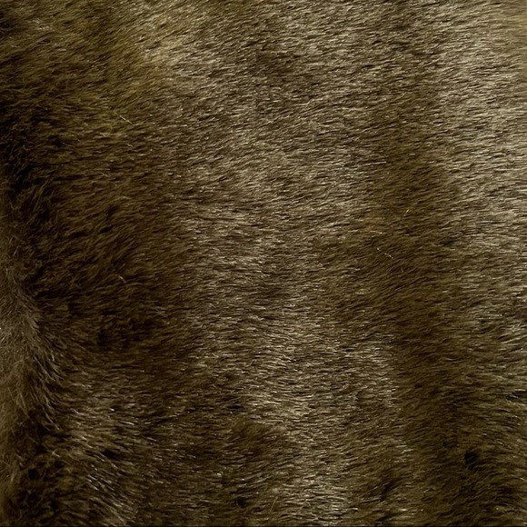 Faux Fur Collar Scarf in Olive Green Colour - Made in 🇨🇦 Canada - Picture 4 of 7